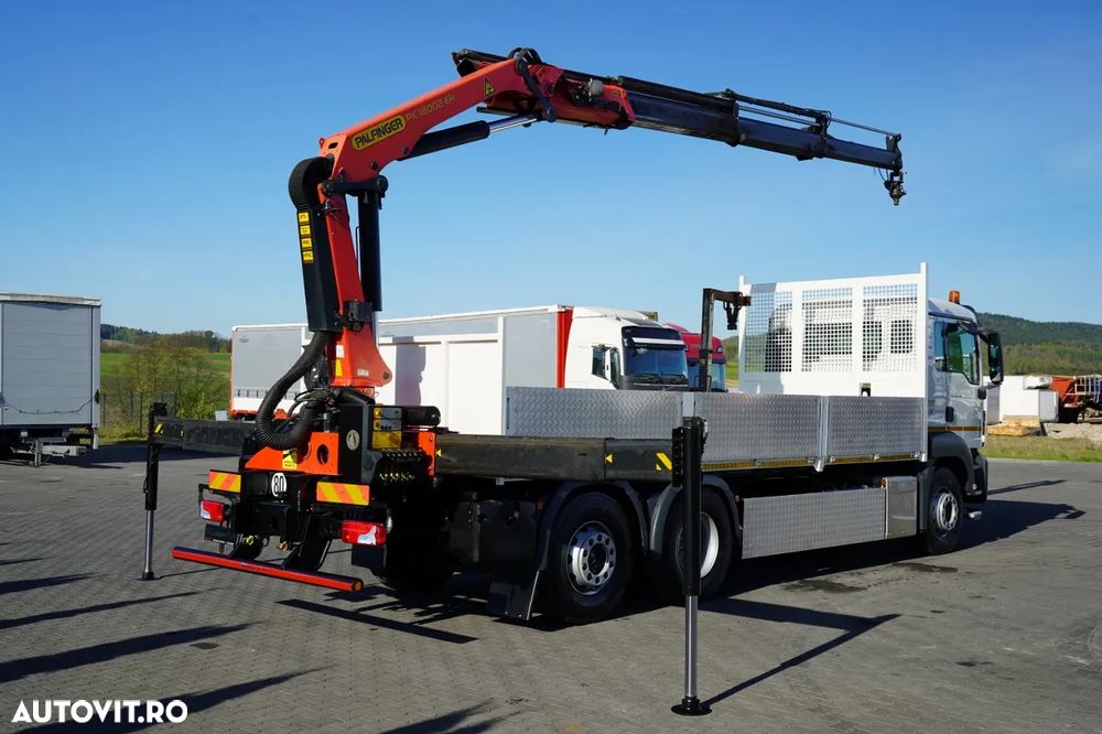 MAN / 6.6 M CAROSERIE + CUPTOR PALFINGER PK 18002-EH B / MAX. CAPACITATE DE RIDICARE: 6.000 KG / FURCĂ PENTRU PALEȚI / COMANDĂ RADIO / ROTATOARE / PODEA REZISTENTĂ - 6