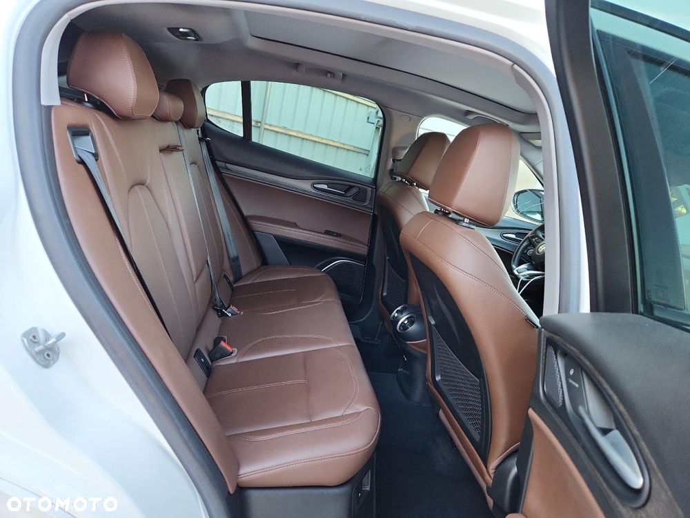 Alfa Romeo Stelvio 2.0 Turbo 16V AT8-Q4 Ti - 11