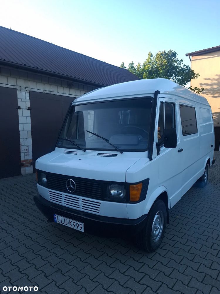 Mercedes-Benz 210.  2,9D - 18