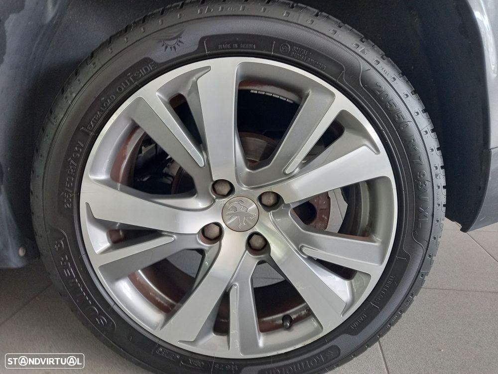 Peugeot 2008 1.2 PureTech Allure - 19