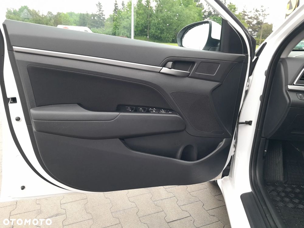 Hyundai Elantra 1.6 Comfort - 10