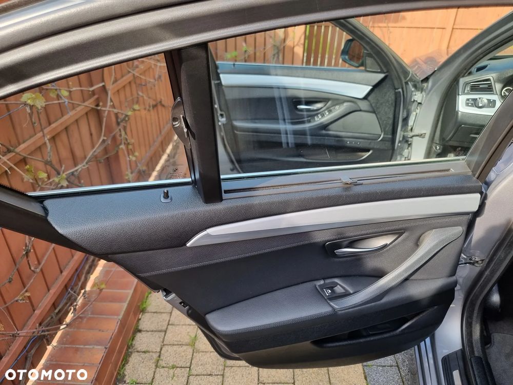 BMW Seria 5 535i xDrive - 11