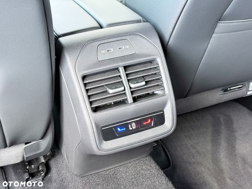 Volkswagen Passat Variant 2.0 TDI SCR R-Line DSG - 30