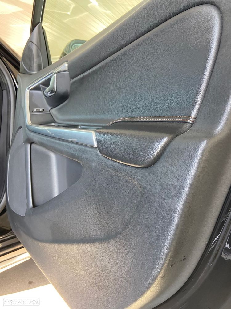 Volvo V60 Cross Country 2.0 D4 Pro - 36