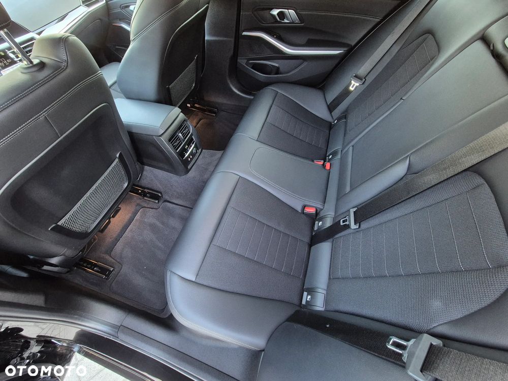 BMW Seria 3 330i Sport Line - 16