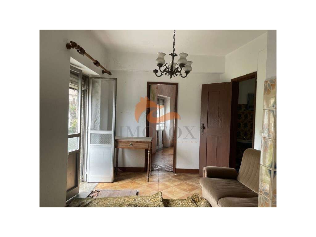 Casa para renovar com 2 quartos em Avô, Oliveira do Hospital - Grande imagem: 5/12