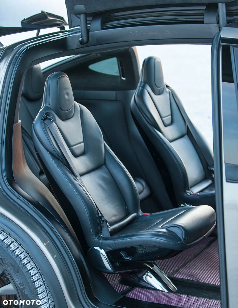 Tesla Model X 90 D - 21