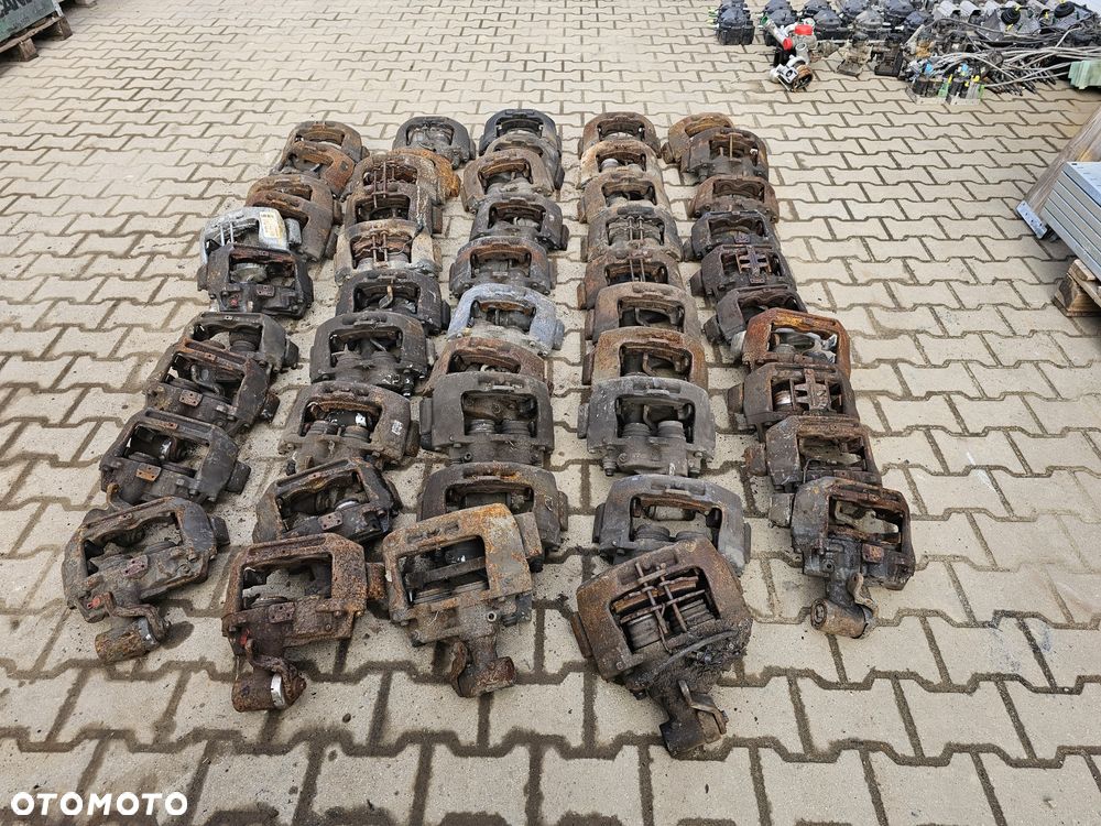 Mercedes Vario Tył lewy prawyZacisk hamulcowy demontaż - 5