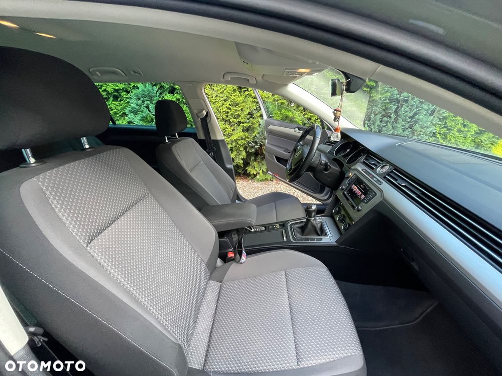 Volkswagen Passat 1.6 TDI BMT Comfortline - 28