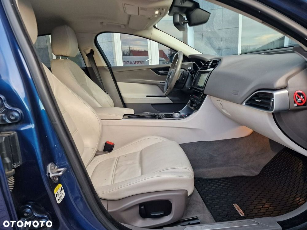 Jaguar XE 20d Prestige - 22