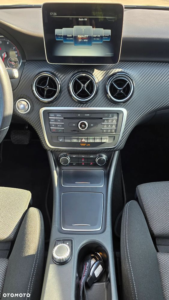 Mercedes-Benz GLA 200 7G-DCT - 15