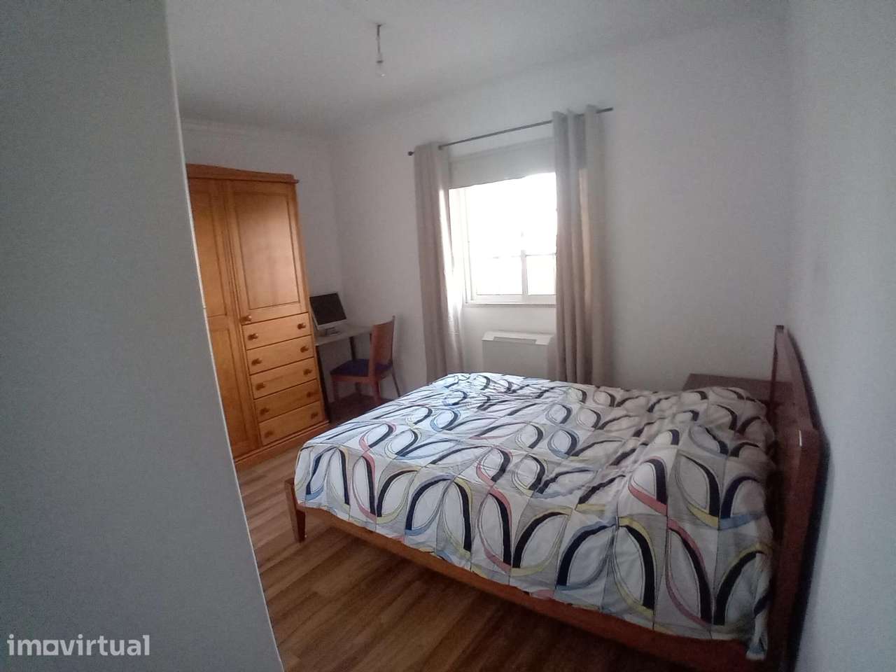 Quarto com cama de casal e casa de banho privada - Grande imagem: 4/7