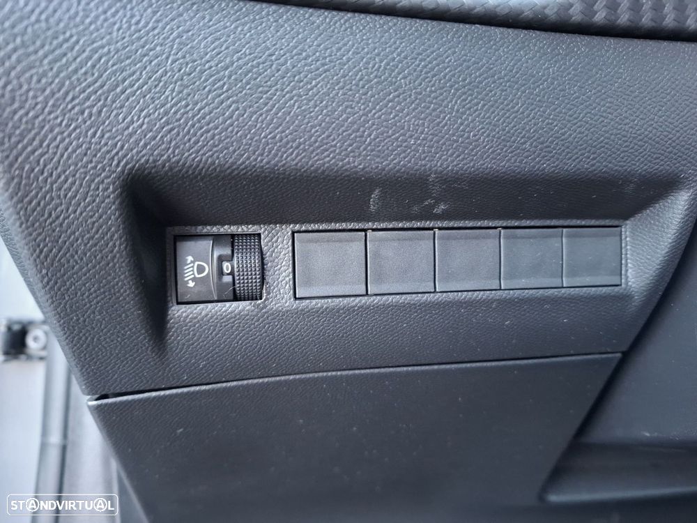 Peugeot 208 1.2 Hybrid Allure e-DCS6 - 20