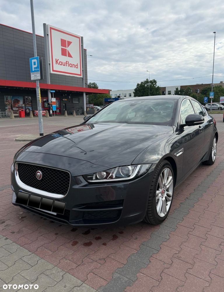 Jaguar XE 2.0 D AWD R-Sport - 4