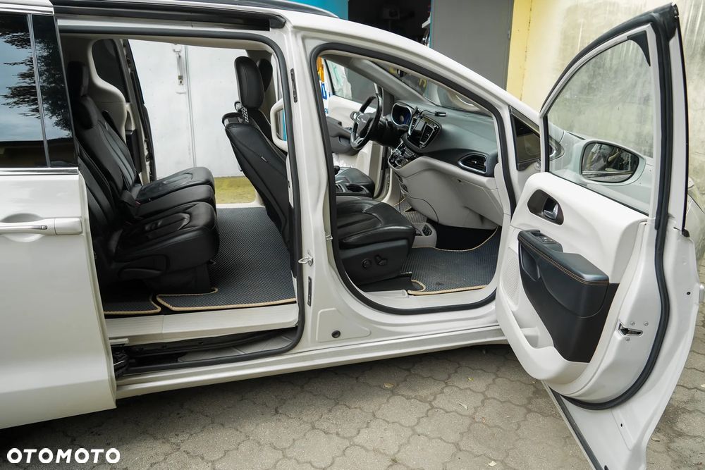 Chrysler Pacifica - 8
