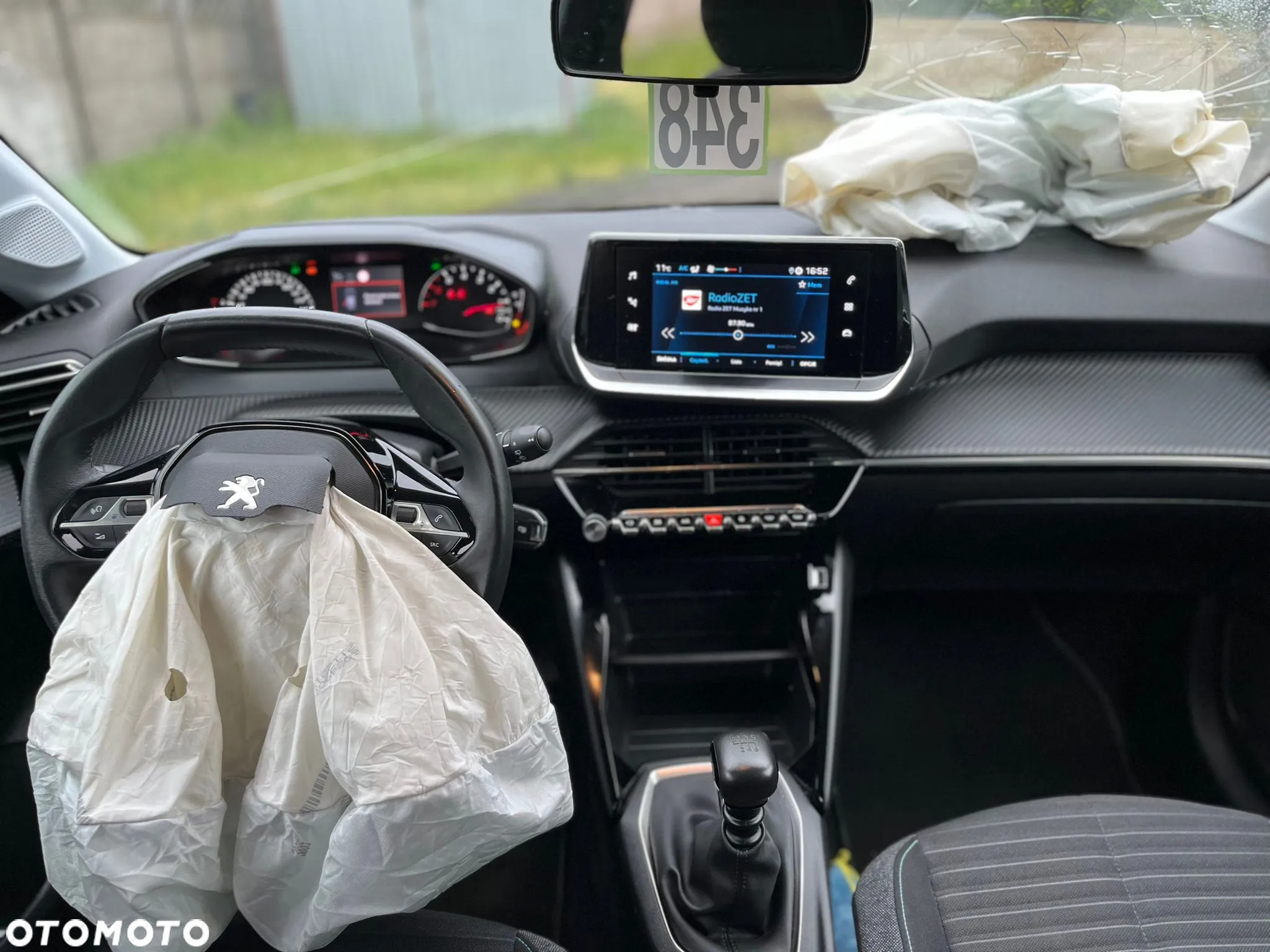 Peugeot 208 - 8