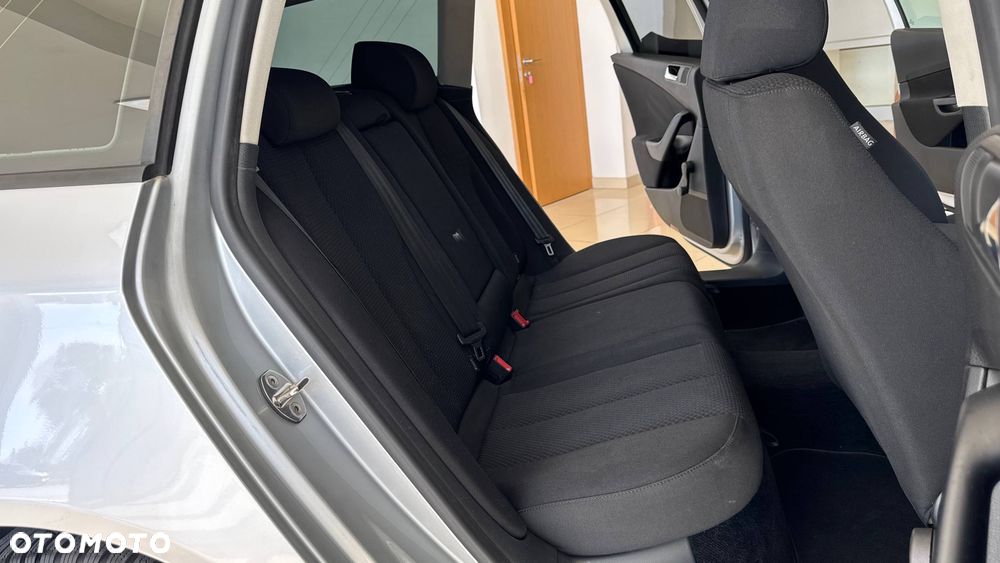 Volkswagen Passat - 32