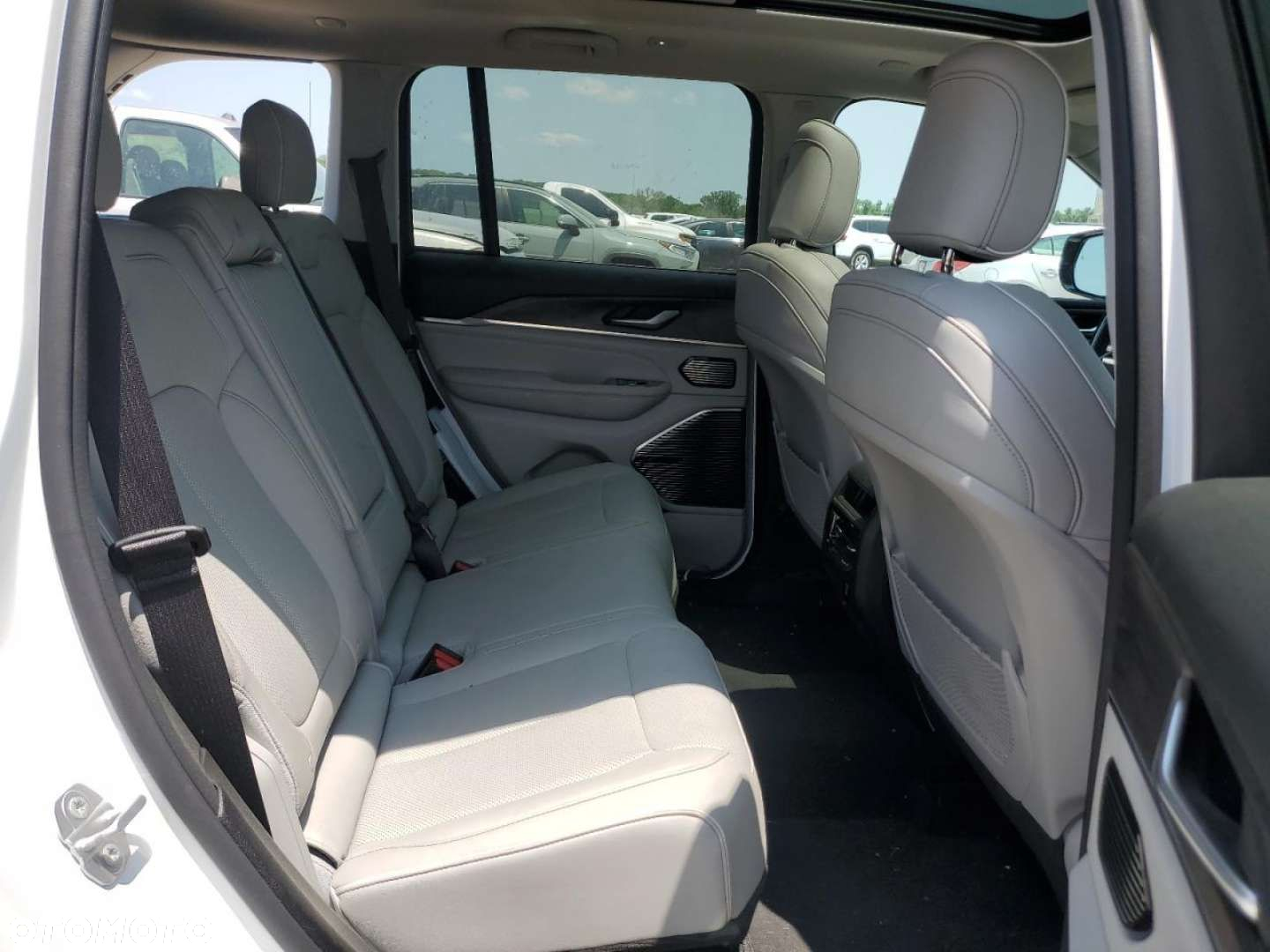 Jeep Grand Cherokee - 12