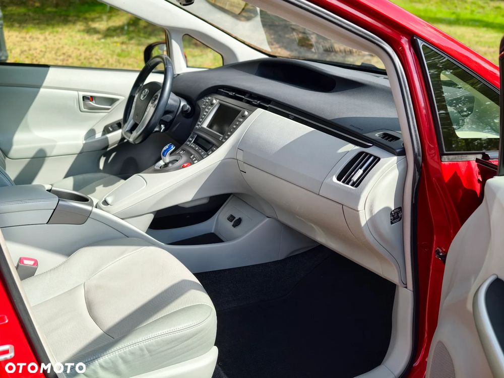 Toyota Prius 1.8 HSD Prestige - 11