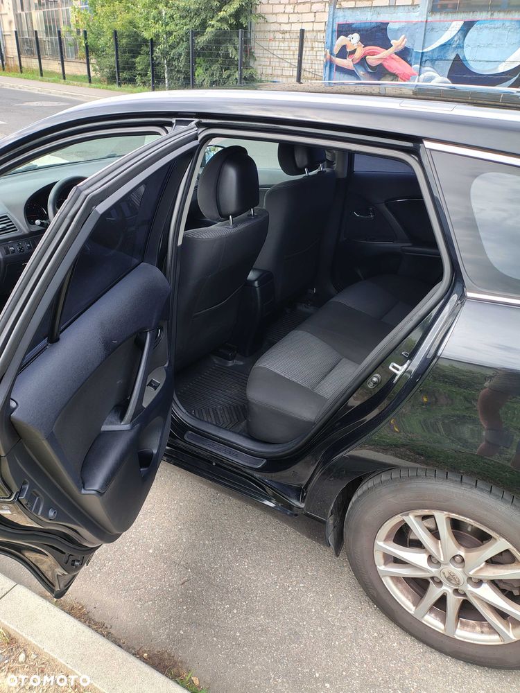 Toyota Avensis - 8