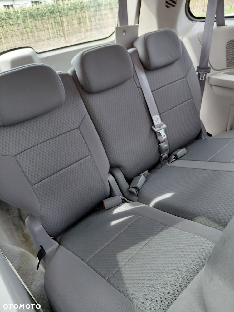 Chrysler Town & Country - 12