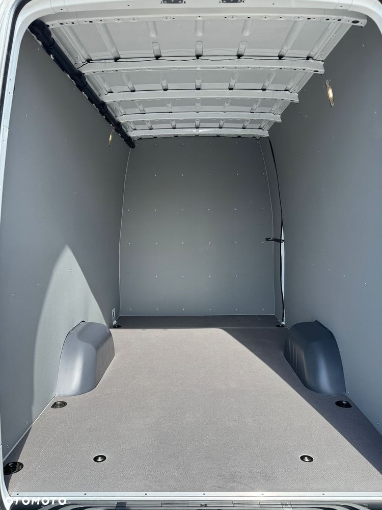 Mercedes-Benz Sprinter - 14