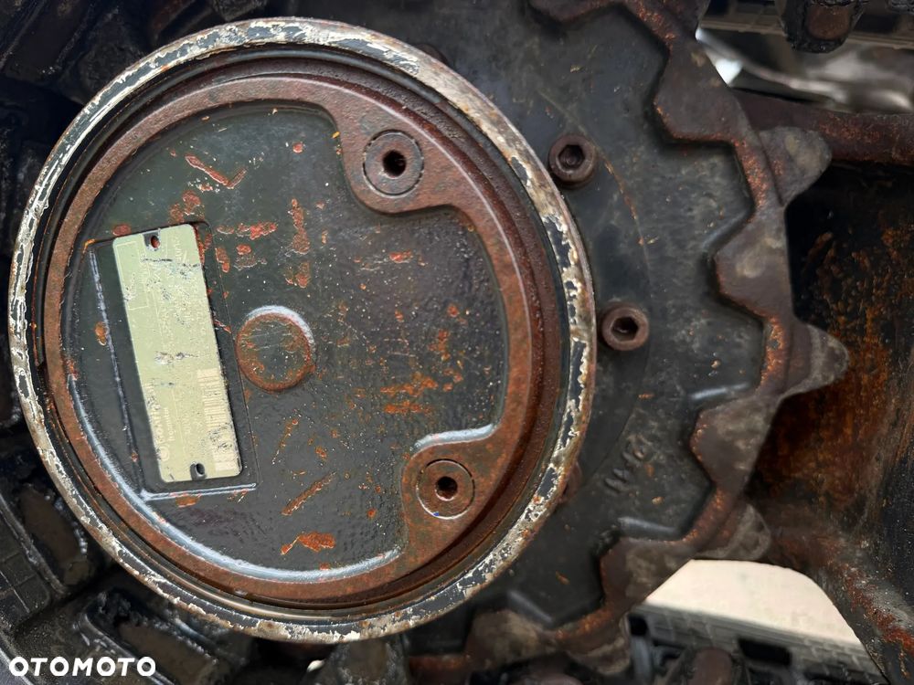 Yanmar SV18 Koparka Gąsienicowa 2 tony. Długie ramię PLUS. Szybkozłącze plus łyżka kopiąca. Rozsuwane Hydr. podwozie! Sprowadzona z Gospodarstwa Norweskiego! Maszyna jak Nowa z Salonu! 2017 rok. 1200 mtg! Gąsienice bez zużycia jak Nowe! szybka wolna jazda. Ani deka luzów i wycieków. OKAZJA Dodatkowe sekcje Hydrauliczne pod młot i wiertnice. Fabryczny lakier na podzespołach! Zebatki w pięknym stanie. Ogrzewana wentylowana Kabina. OKAZJA TANIO - 22