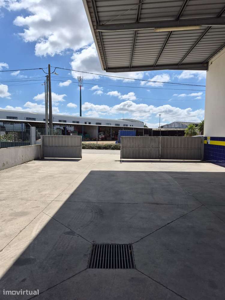 ARMAZÉM COM ESCRITÓRIOS PARA ARRENDAMENTO – 600 m² - Grande imagem: 4/33