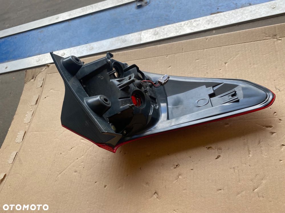 TOYOTA AURIS 2 II LIFT KOMBI LAMPA TYLNA PRAWA  EUROPA PRAWY TYŁ W BŁOTNIK  Europa W-wa - 9