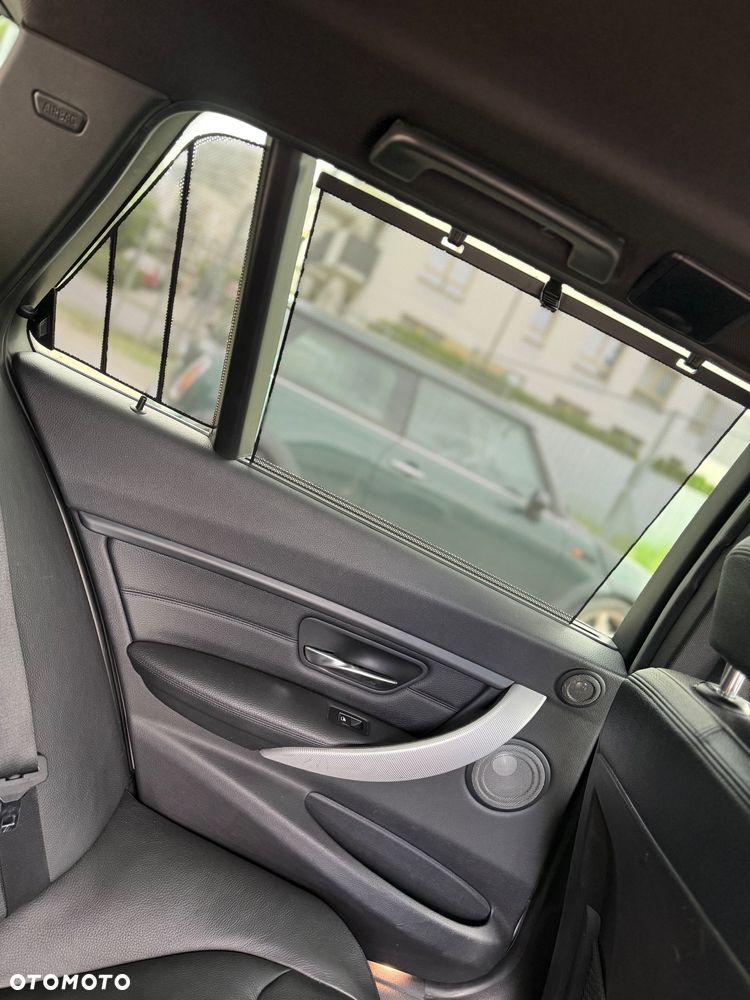 BMW Seria 3 328i xDrive - 32