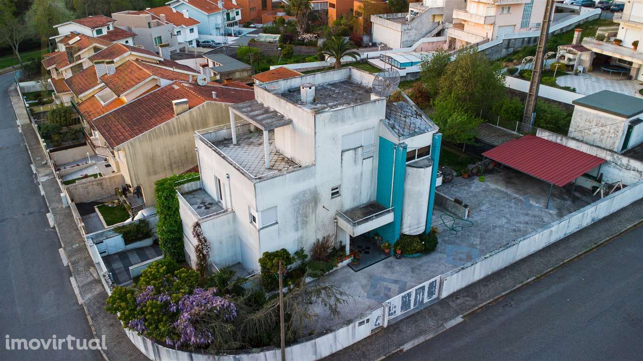 Moradia unifamiliar T4+1 com 351m2 em Pedroso - Grande imagem: 2/56