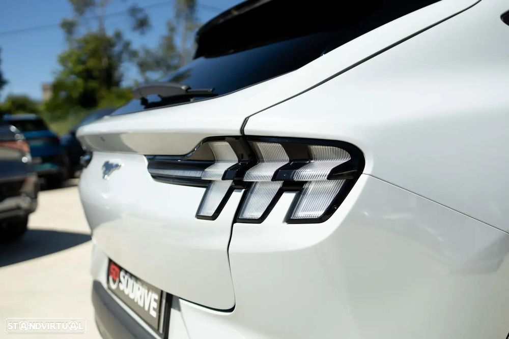 Ford Mustang Mach-E 75.7 kWh Premium AWD - 32