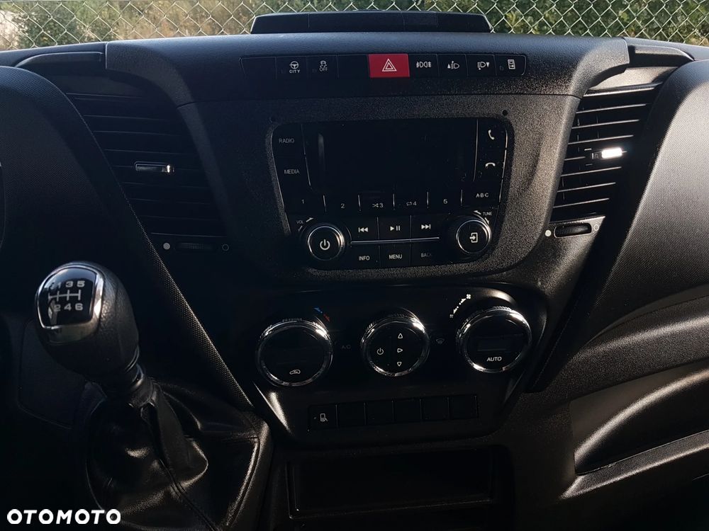 Iveco 50C18 DAILY 12EP PLANDEKA FIRANKA 5,11x2,46x2,35 SPANIE 3500 KG SKRZYNIA ŁADUNKOWA PAKA KLIMATRONIK TEMPOMAT KRAJOWY - 10