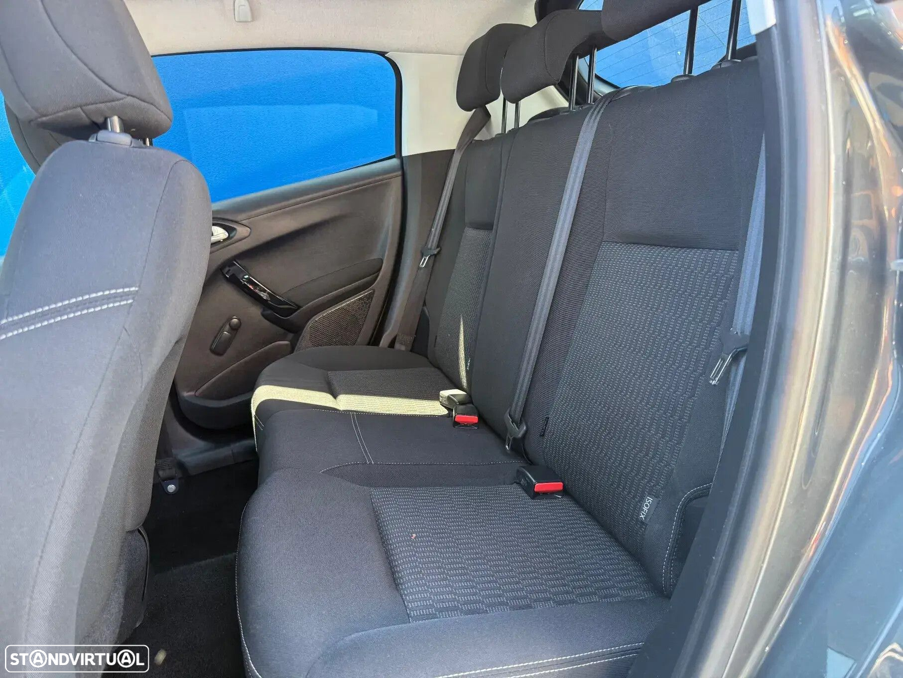 Peugeot 208 - 8