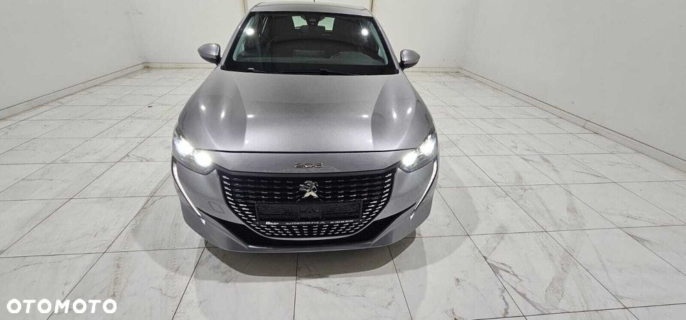 Peugeot 208 - 8