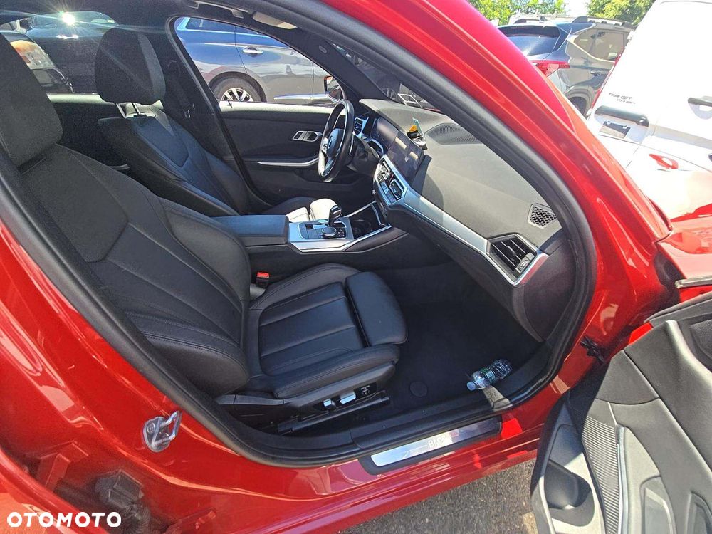 BMW Seria 3 330i xDrive M Sport - 9