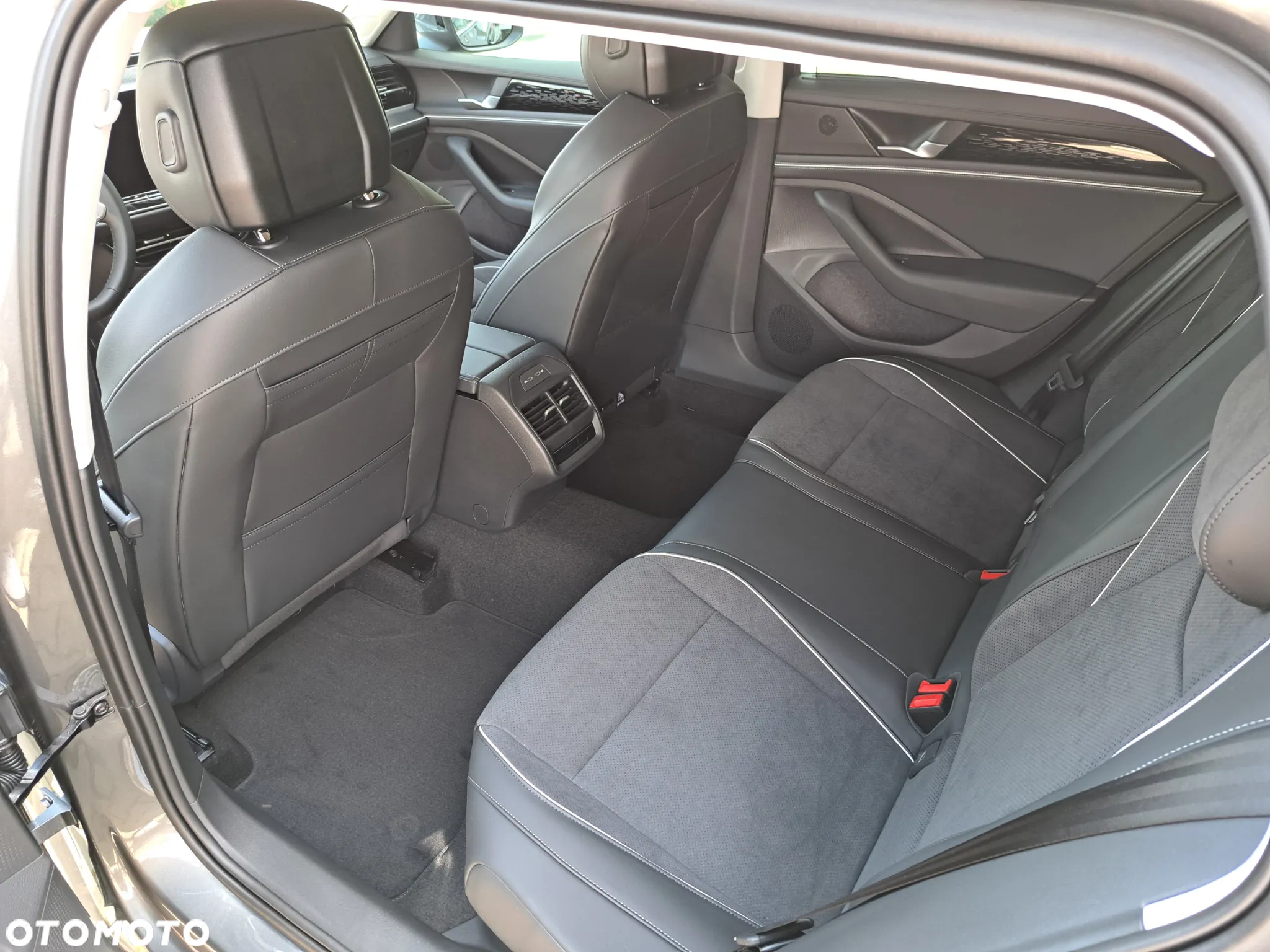 Volkswagen Passat 1.5 TSI ACT mHEV Business Plus DSG - 12