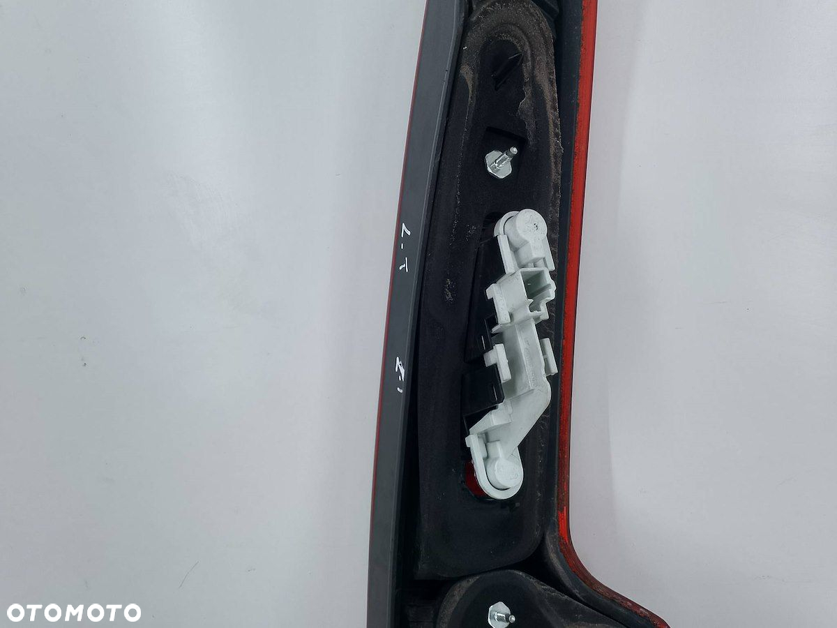 LAMPA TYLNA LEWA VOLVO V50 30678745 KOMBI - 3