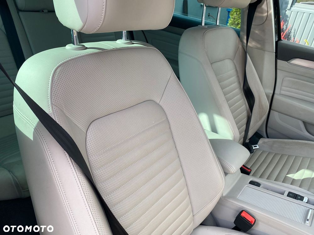 Volkswagen Passat 2.0 TDI Elegance DSG - 24