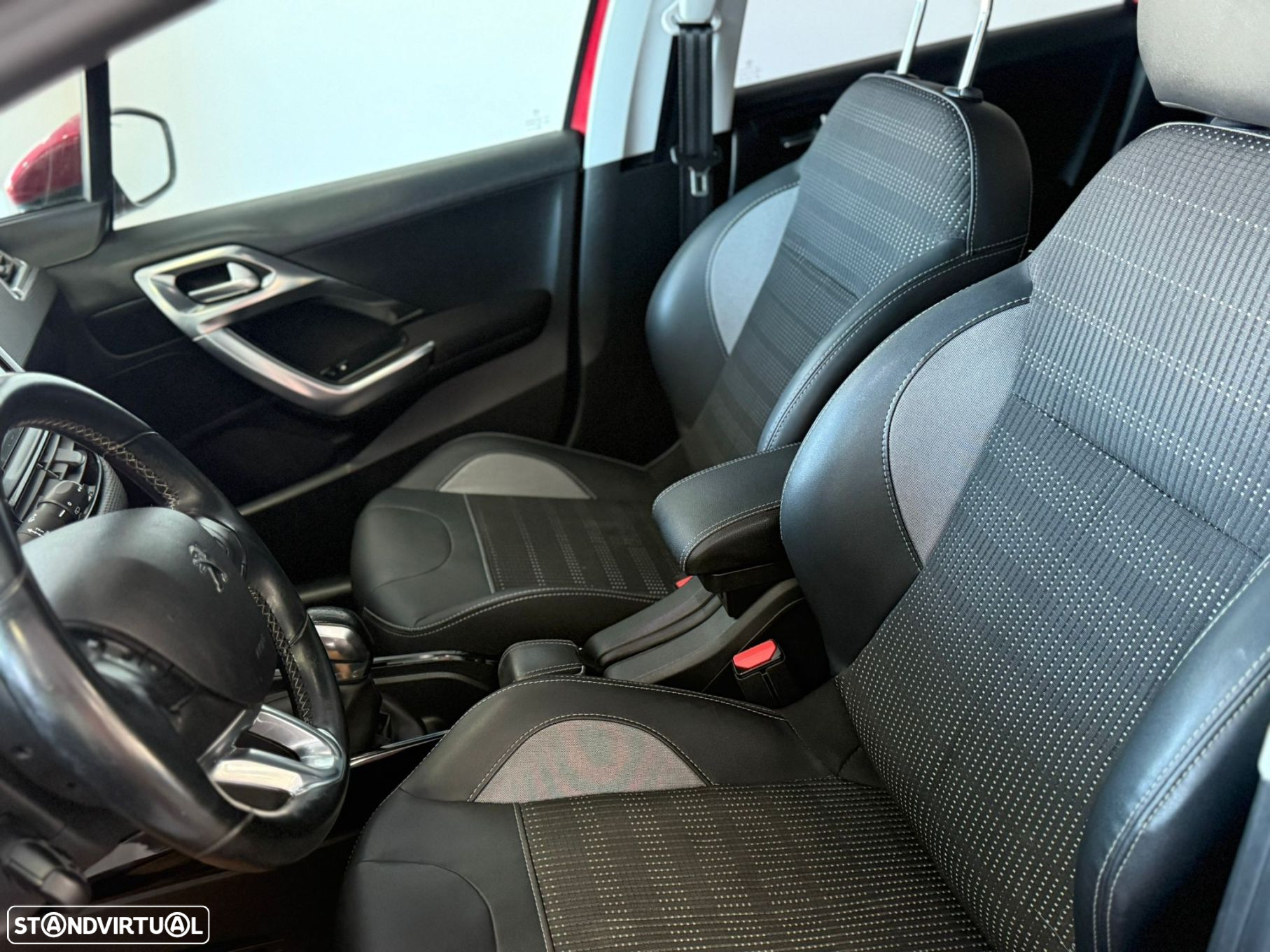 Peugeot 2008 1.2 PureTech Allure - 4