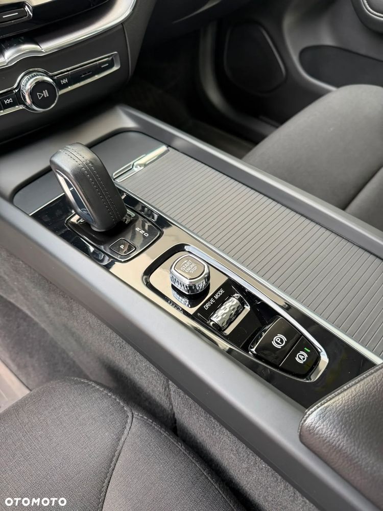 Volvo XC 60 B5 B AWD Momentum Pro - 17
