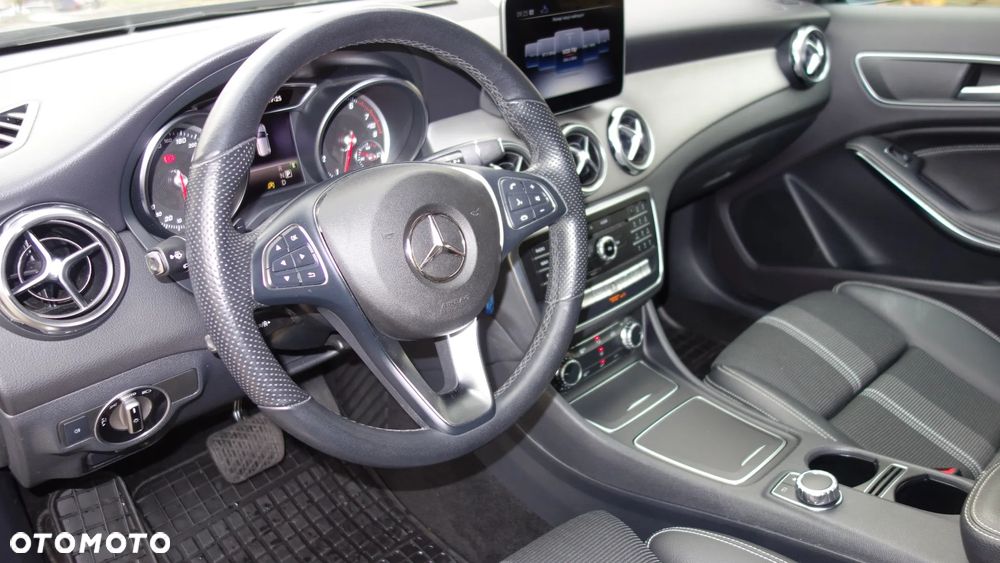 Mercedes-Benz GLA ver-200-7g--dct-activity-edition - 11