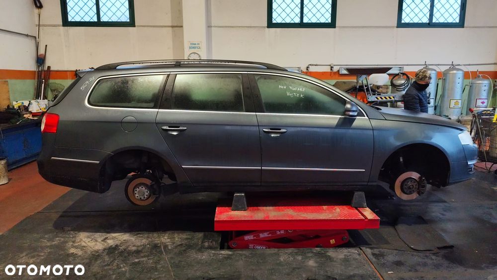 Błotnik prawy przód przedni VW Passat B6 LK7X - 6