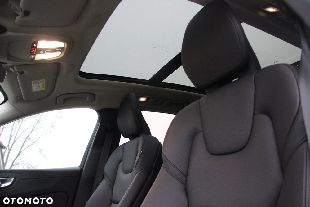 Volvo XC 60 B4 D Plus Dark - 28