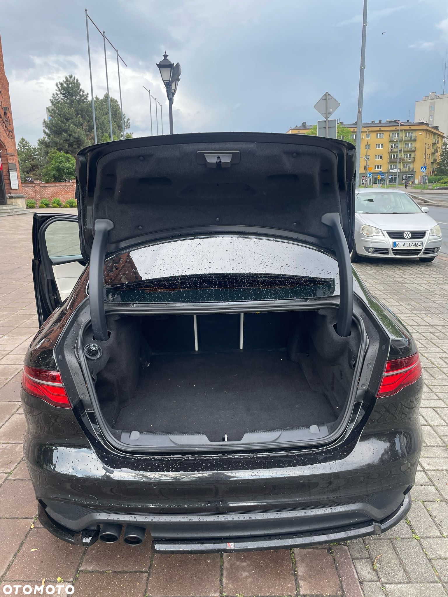 Jaguar XE 2.0 D180 HSE - 17