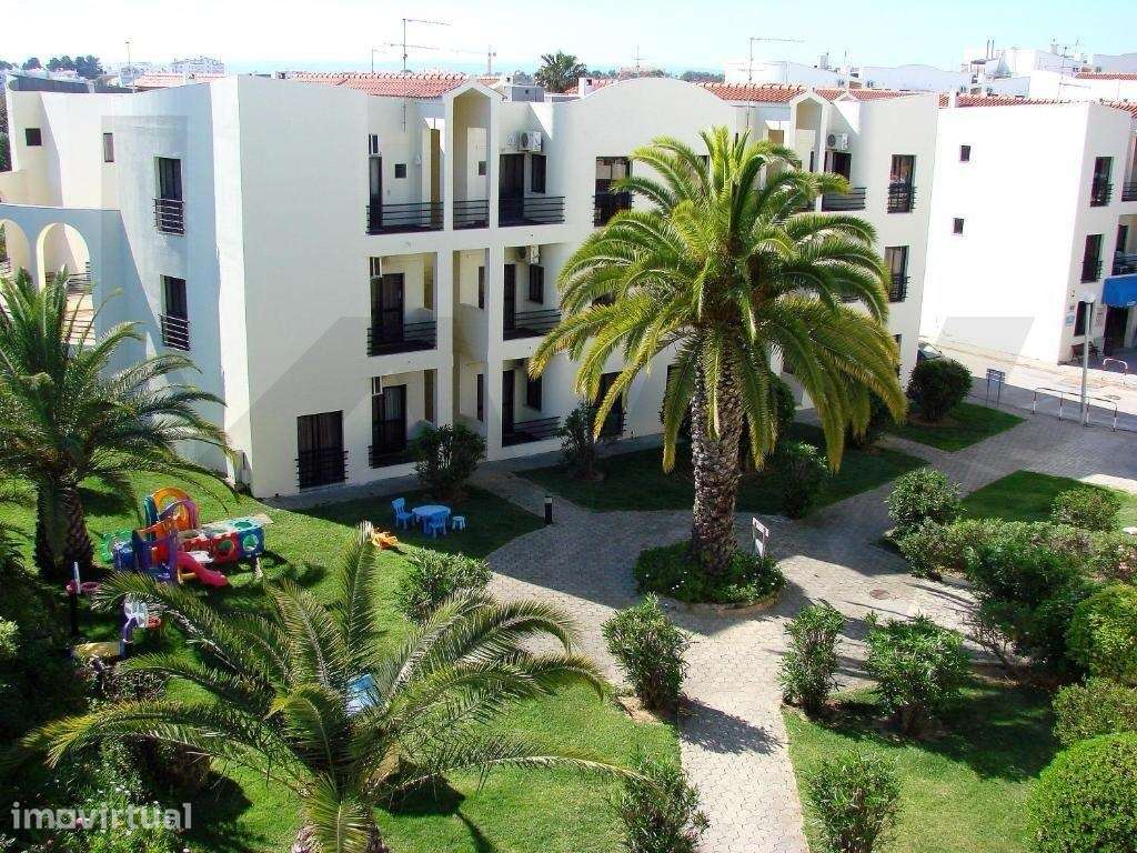 Apartamento T1+1 remodelado, com piscina e jardim em Alvor. - Grande imagem: 2/10