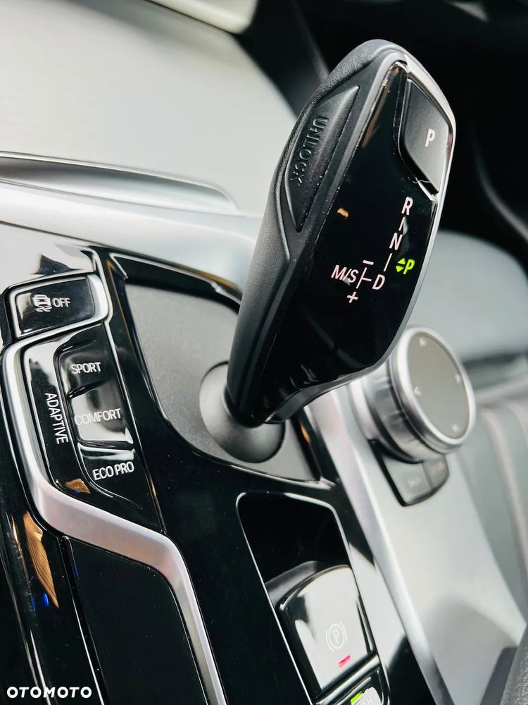 BMW Seria 5 530d xDrive Touring M Sport Edition - 17