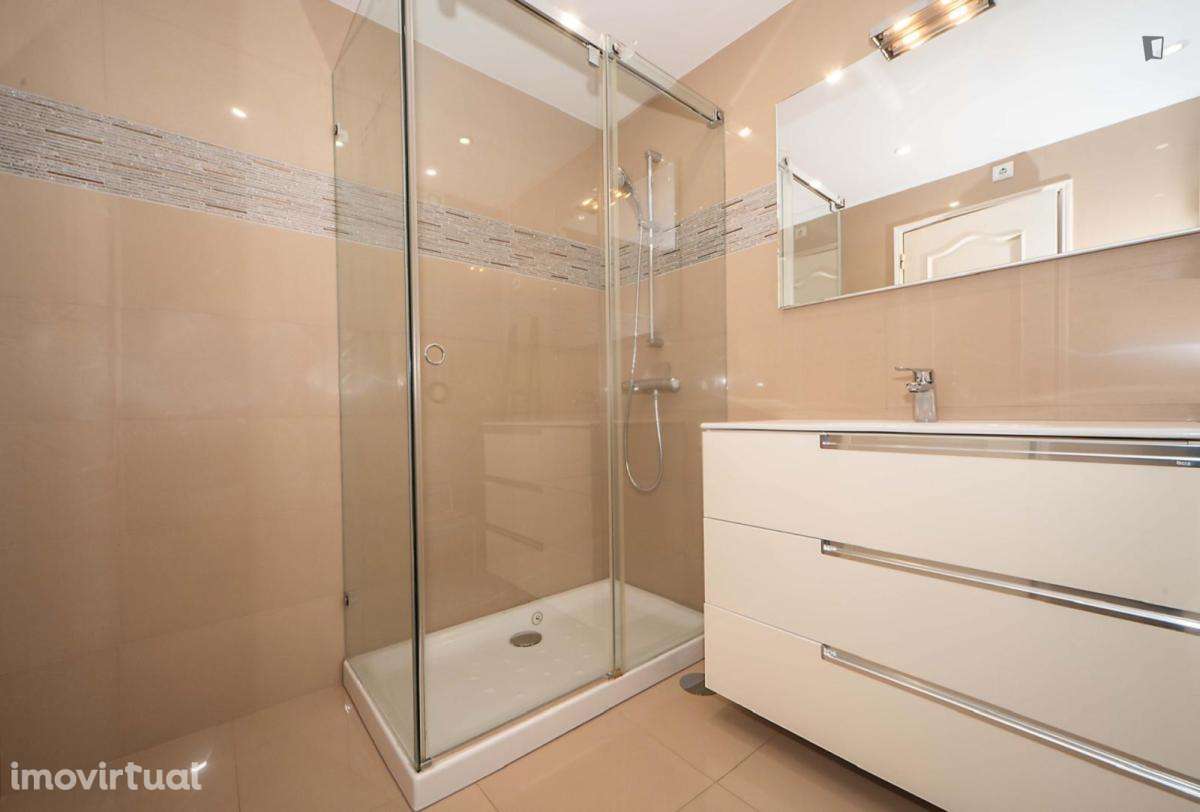 Quarto - localizado em Penha Lisbon - Grande imagem: 3/15