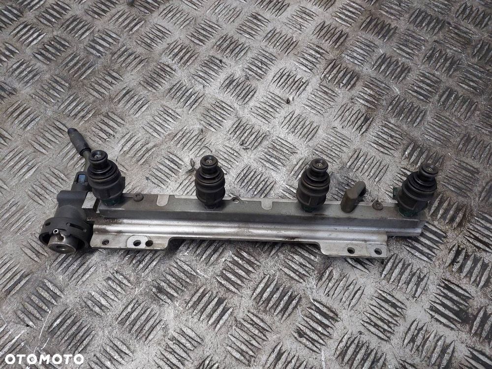LISTWA WTRYSKOWA VOLVO V40 I S40 I 1.8 16V 9454710 - 2