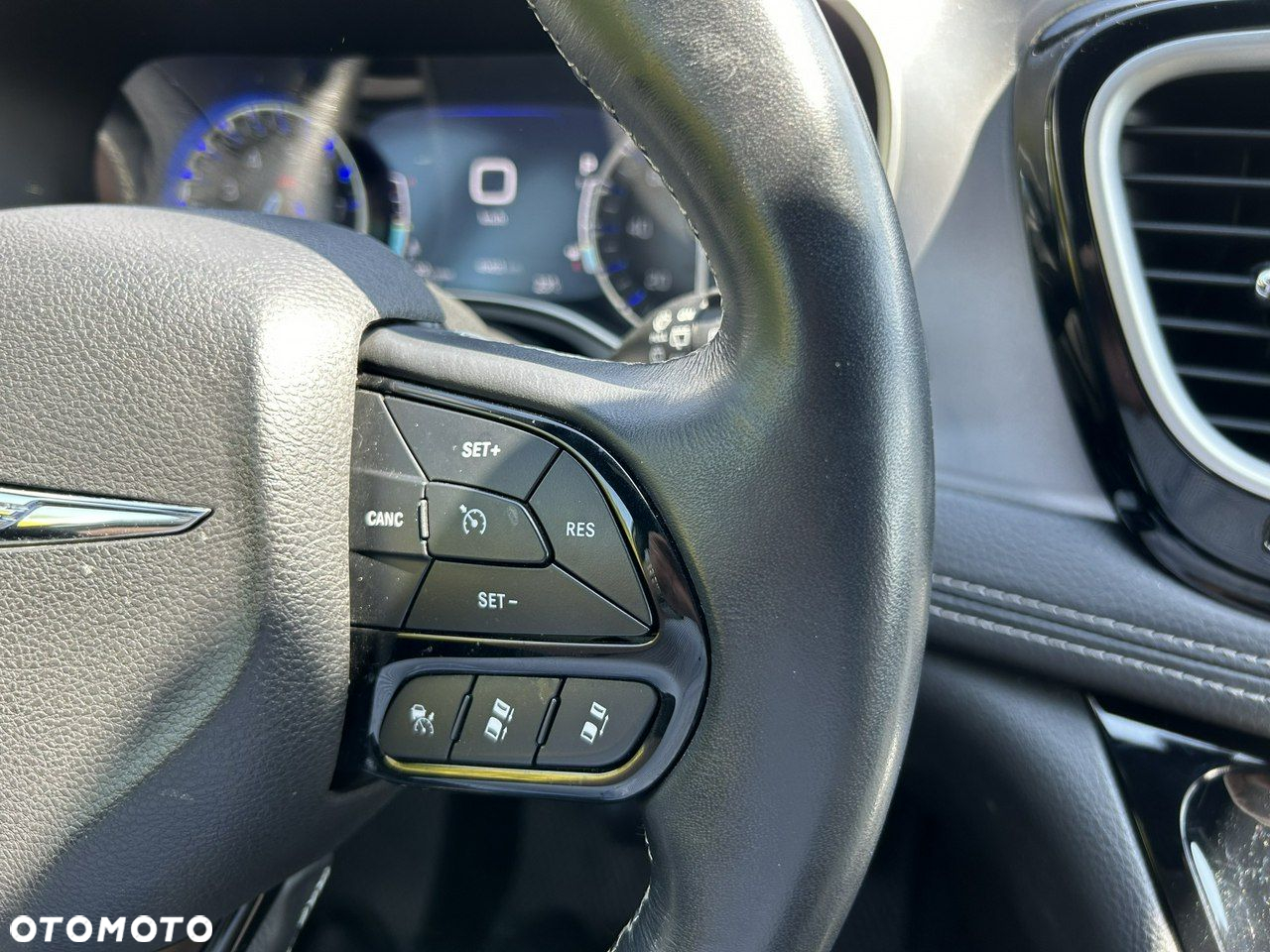 Chrysler Pacifica - 30
